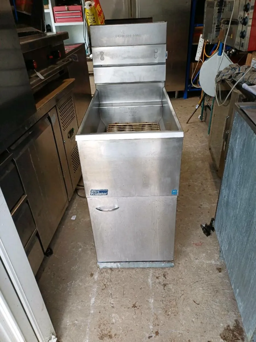 Shrink wrapping machine and pitco fryers - Image 1