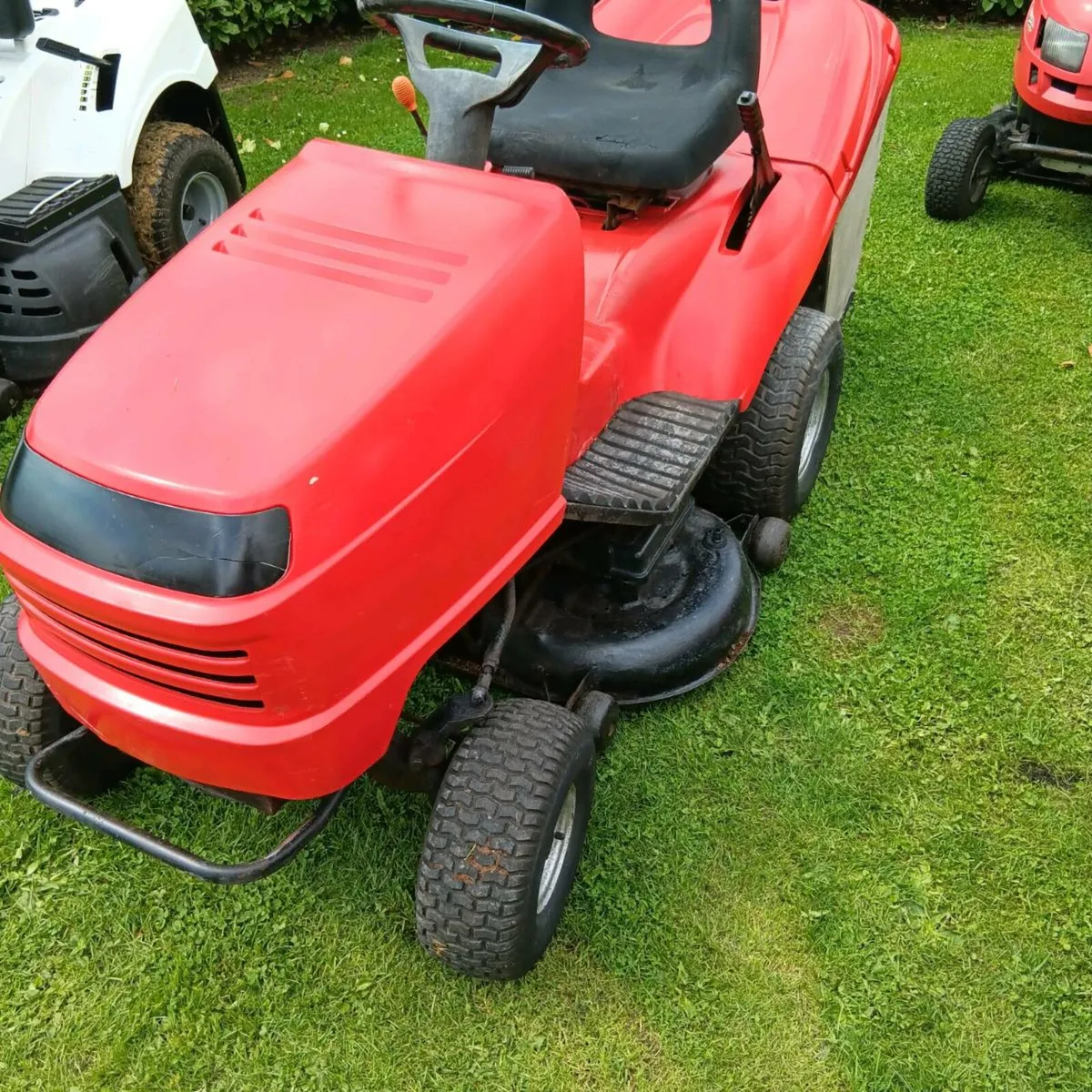 Honda ride on, twin cylinder, 40" deck - Image 1