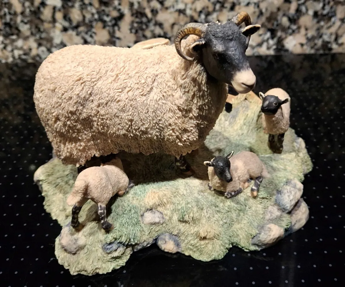 Figurines - Image 1
