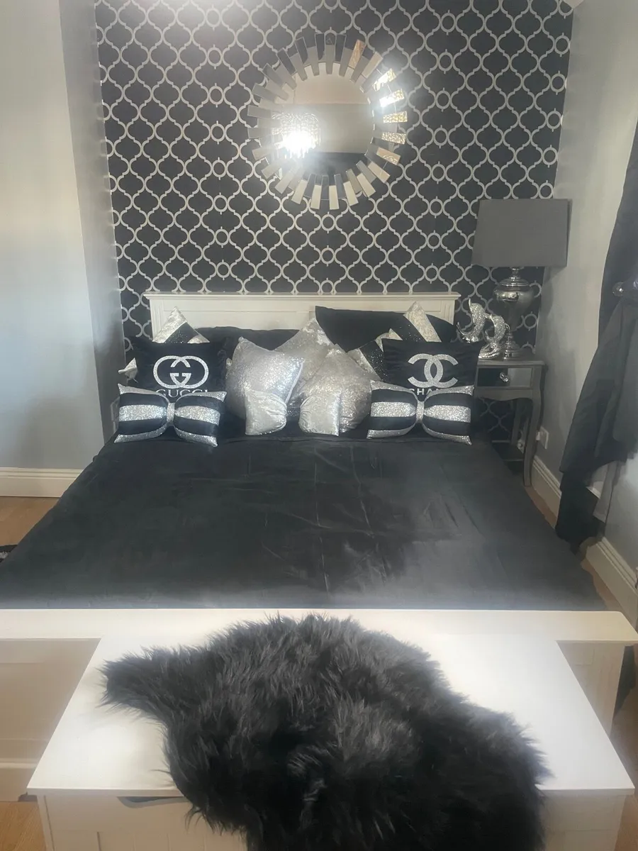 Kingsize bed locker and lamp - Image 1