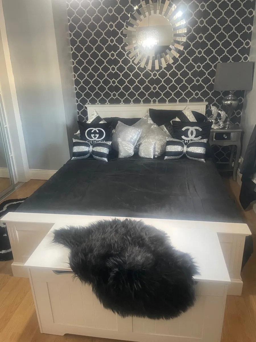 Kingsize bed locker and lamp - Image 2