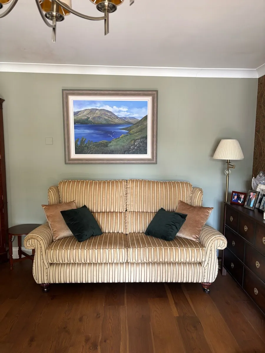 Finline suite of furniture - Image 1
