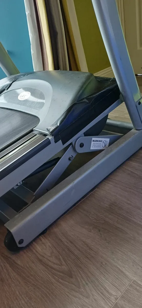Motorised Treadmill with Ramp - Image 2