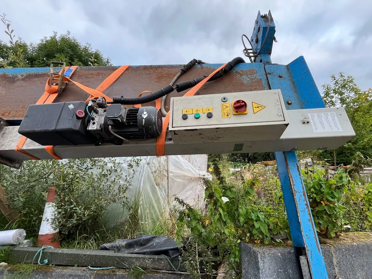 4 post lift - Image 2