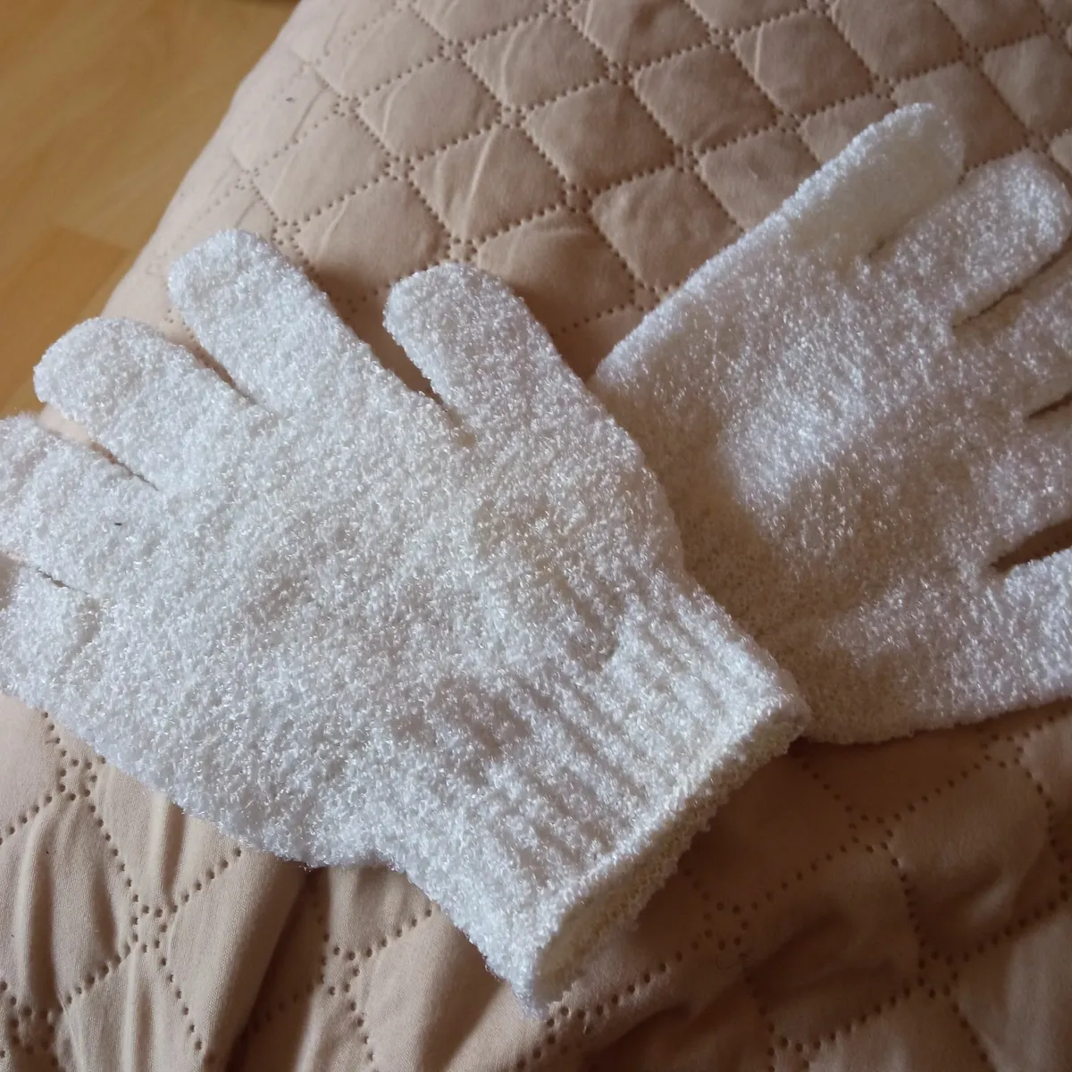 Exfoliating Gloves - Image 1
