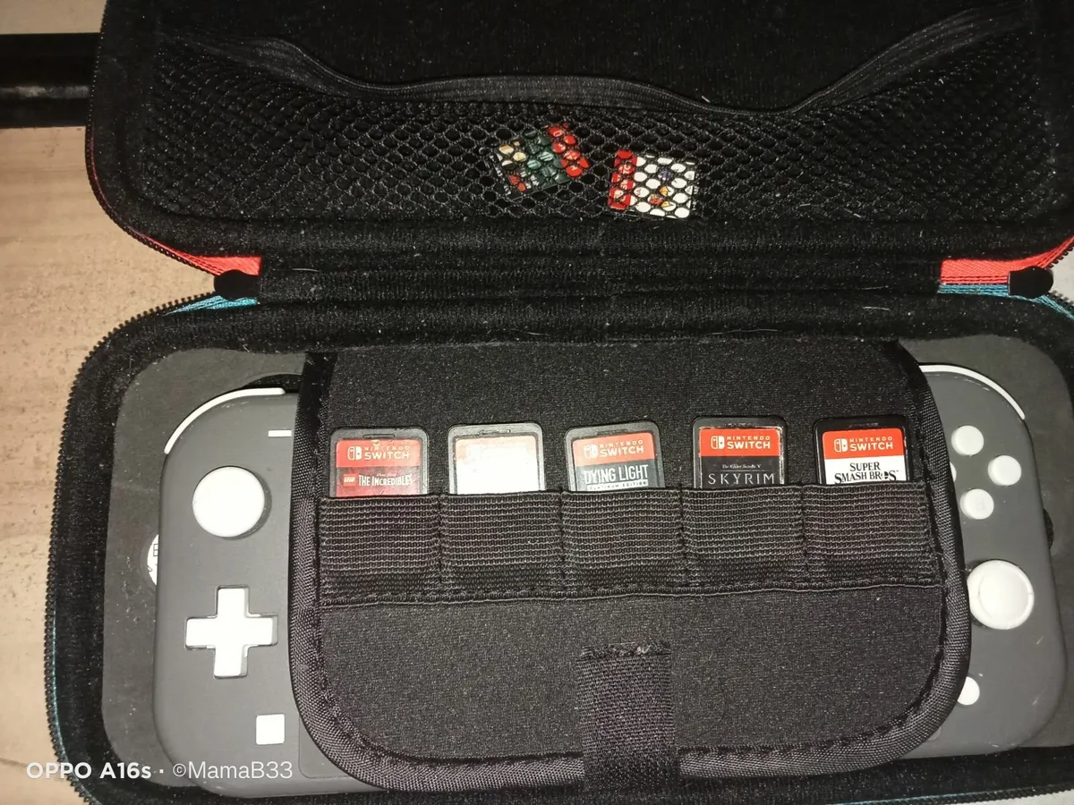 Nintendo switch Lite + 7 Game Cartridges + Case - Image 2