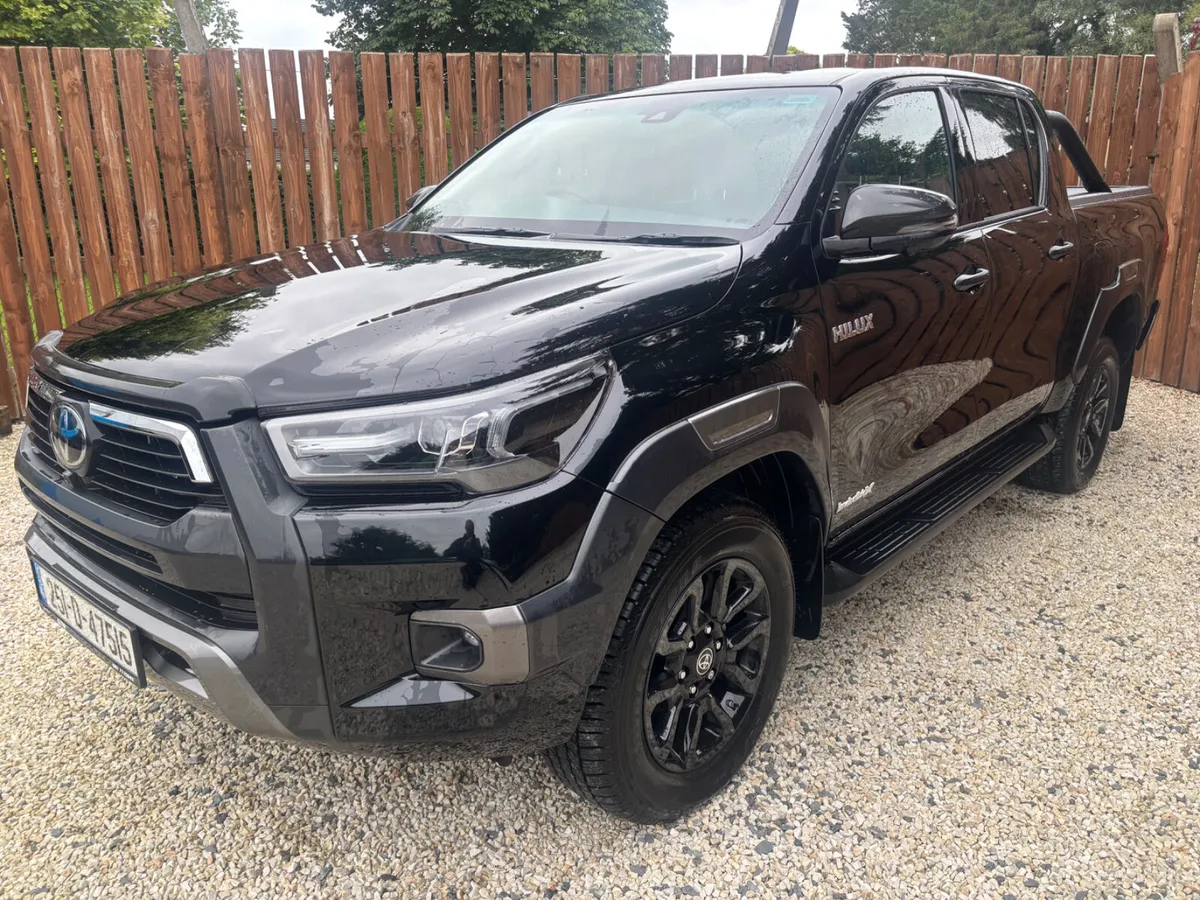 2025 TOYOTA HILUX 2.8 INVINCIBLE X - Image 1