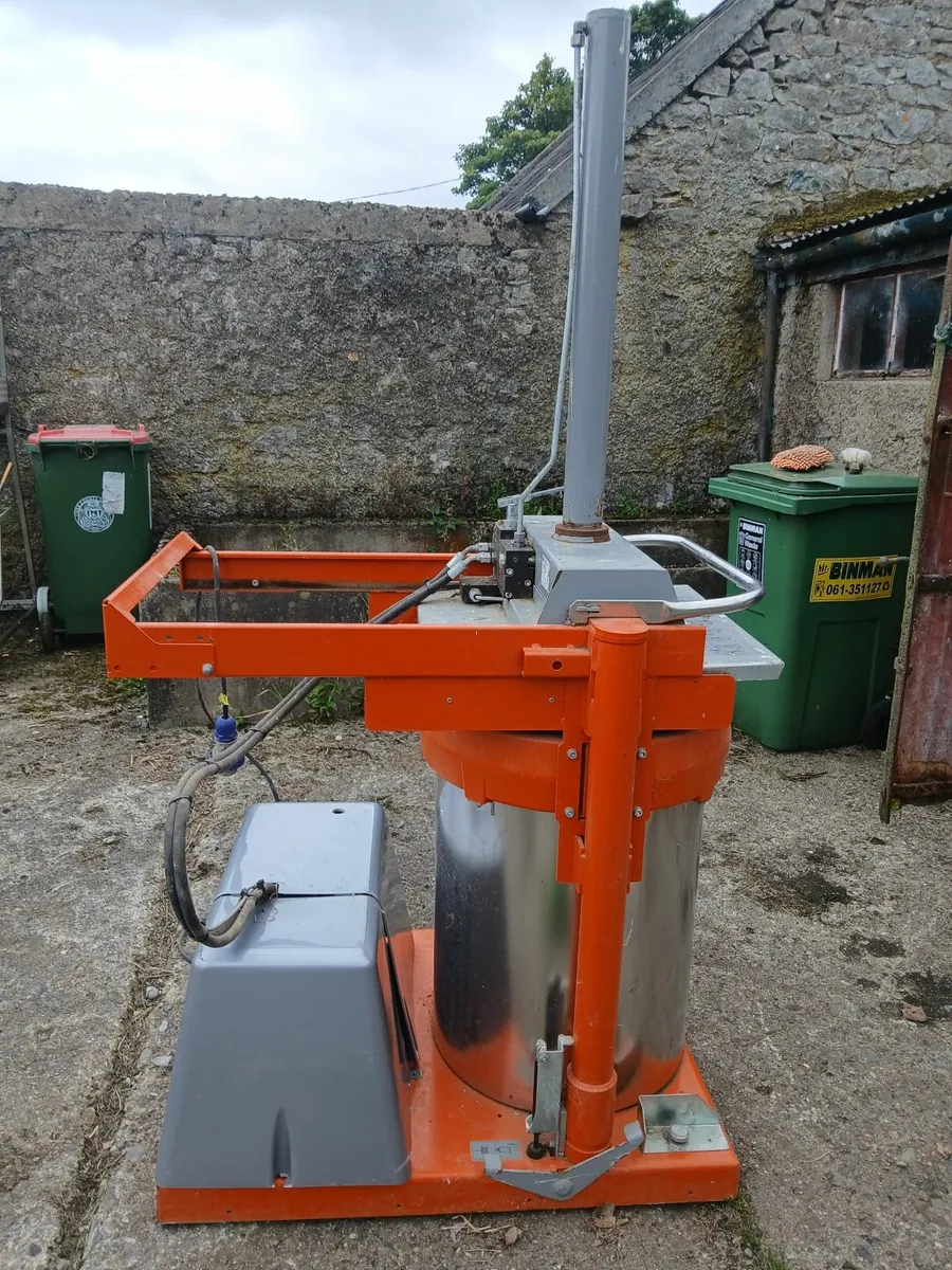 Rubbish compactor, 2 stainless  hand wash/urinals - Image 1