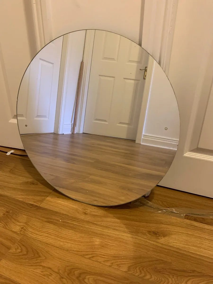 Free round wall mirror - Image 1