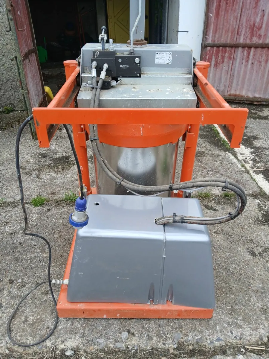 Rubbish compactor, 2 stainless  hand wash/urinals - Image 2