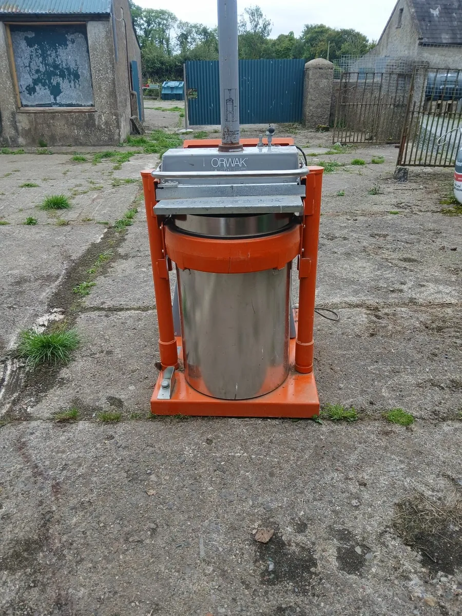 Rubbish compactor, 2 stainless  hand wash/urinals - Image 3