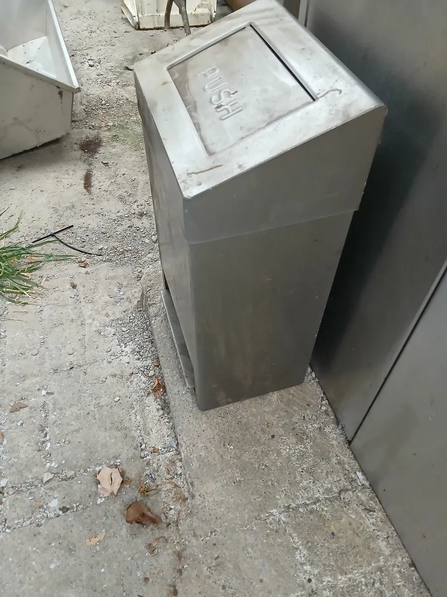 Rubbish compactor, 2 stainless  hand wash/urinals - Image 4