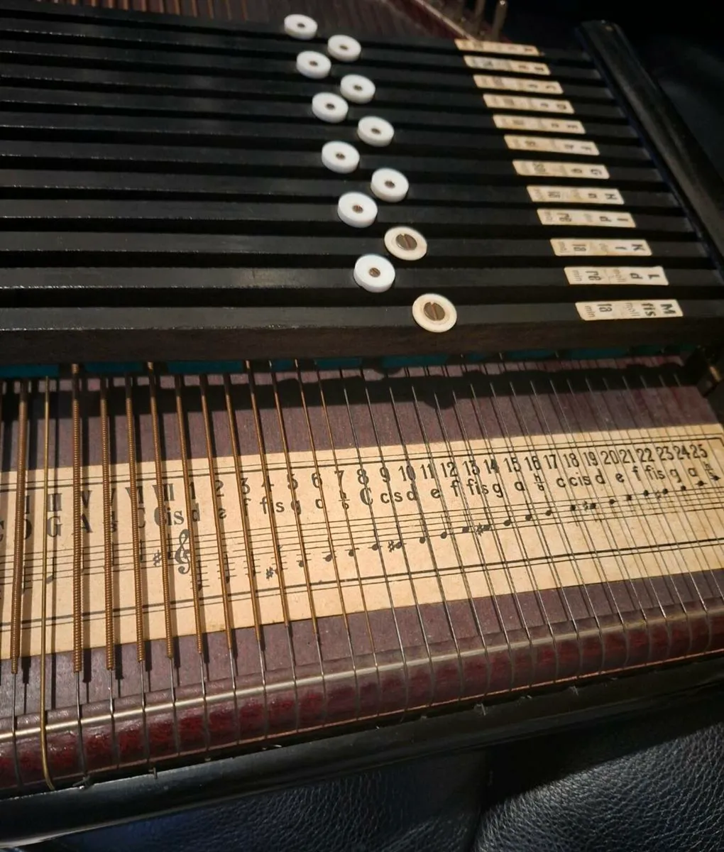 Traditional Vintage Lyreharp - Image 2