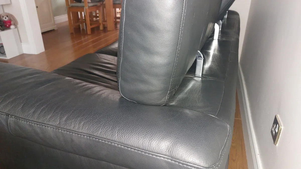 beautiful Italian sofa like brand new - Image 3
