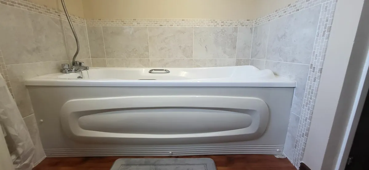 Bath and shower head - Image 1