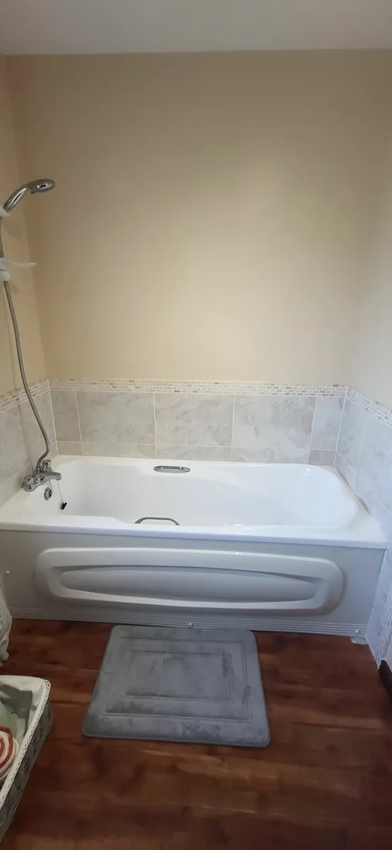 Bath and shower head - Image 3