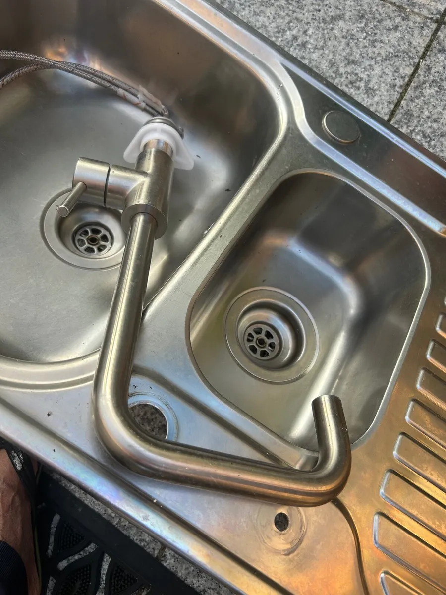 Kitchen sink & tap - Image 1