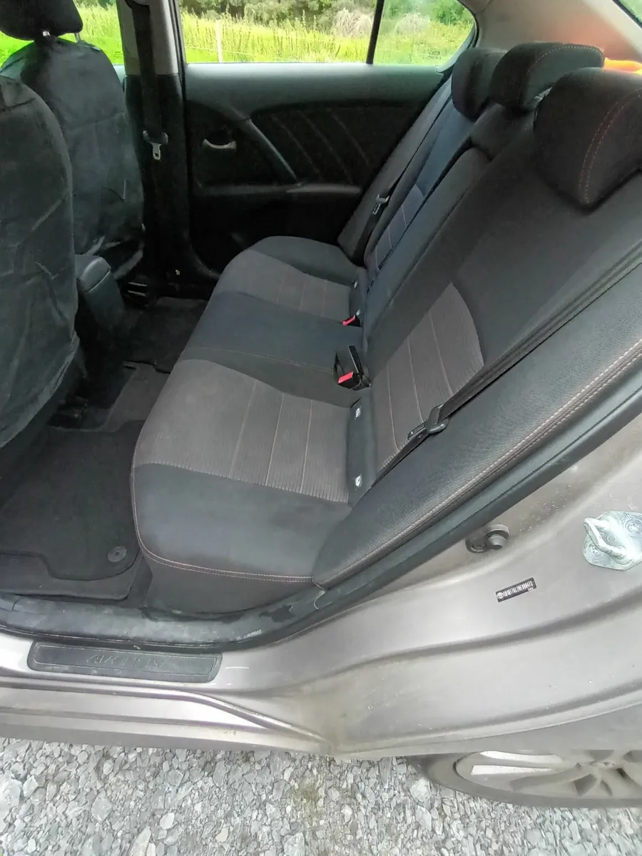 Toyota  avensis - Image 2