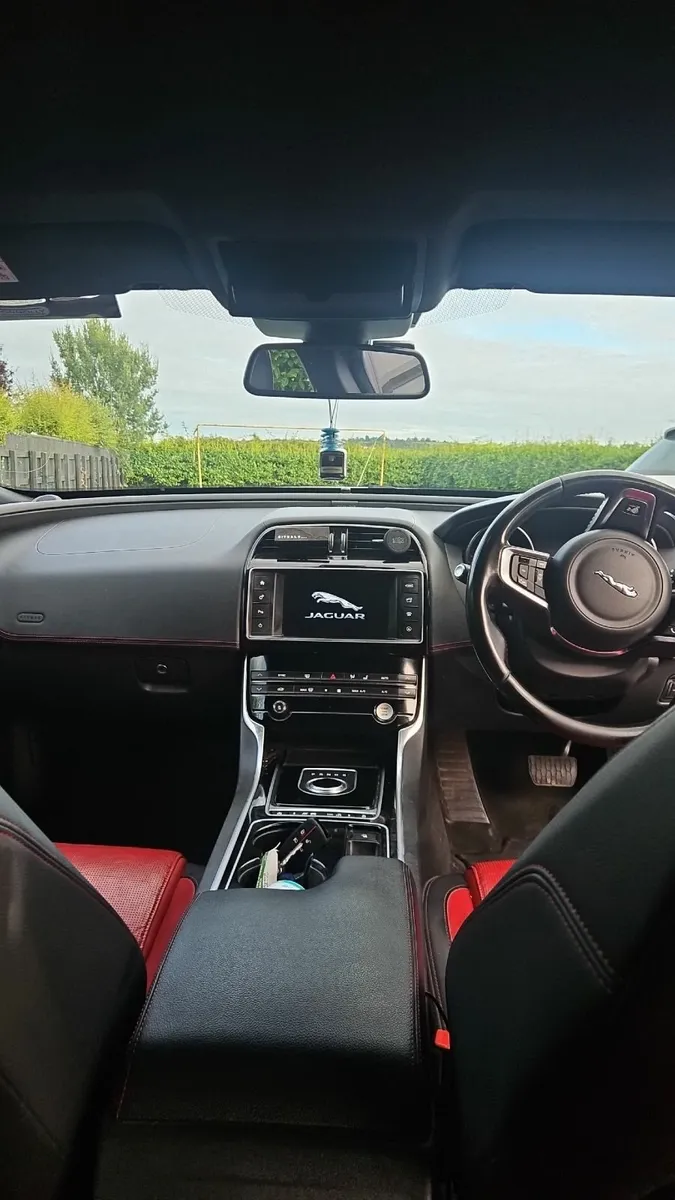 Jaguar XE 2017 - Image 4