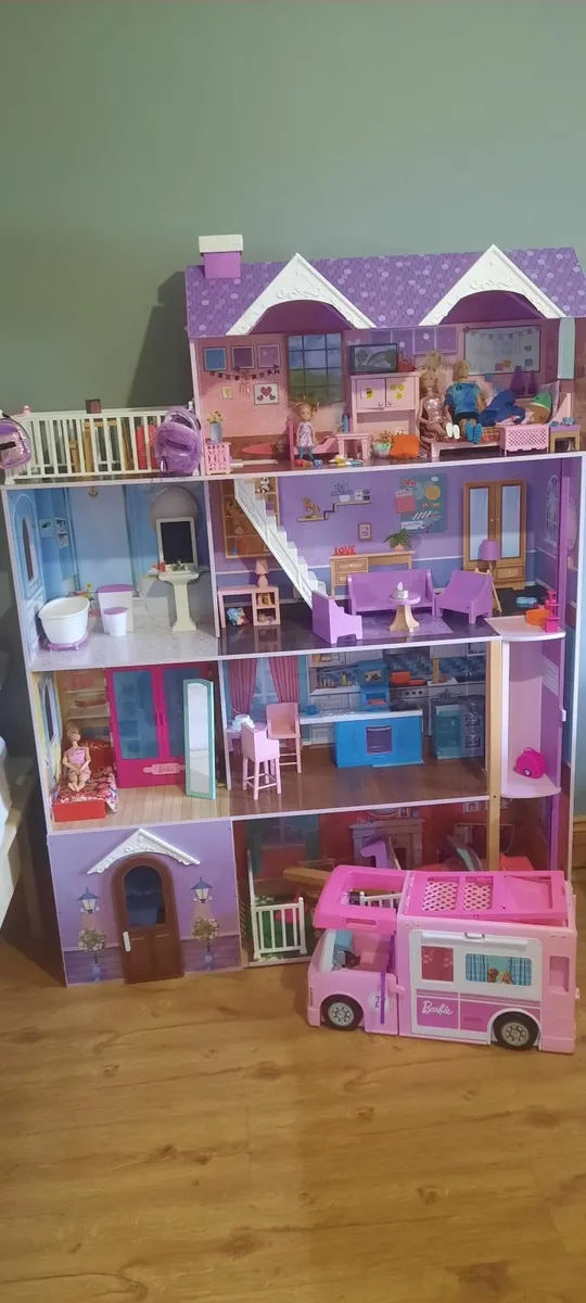 Barbie dolls house and accessories
