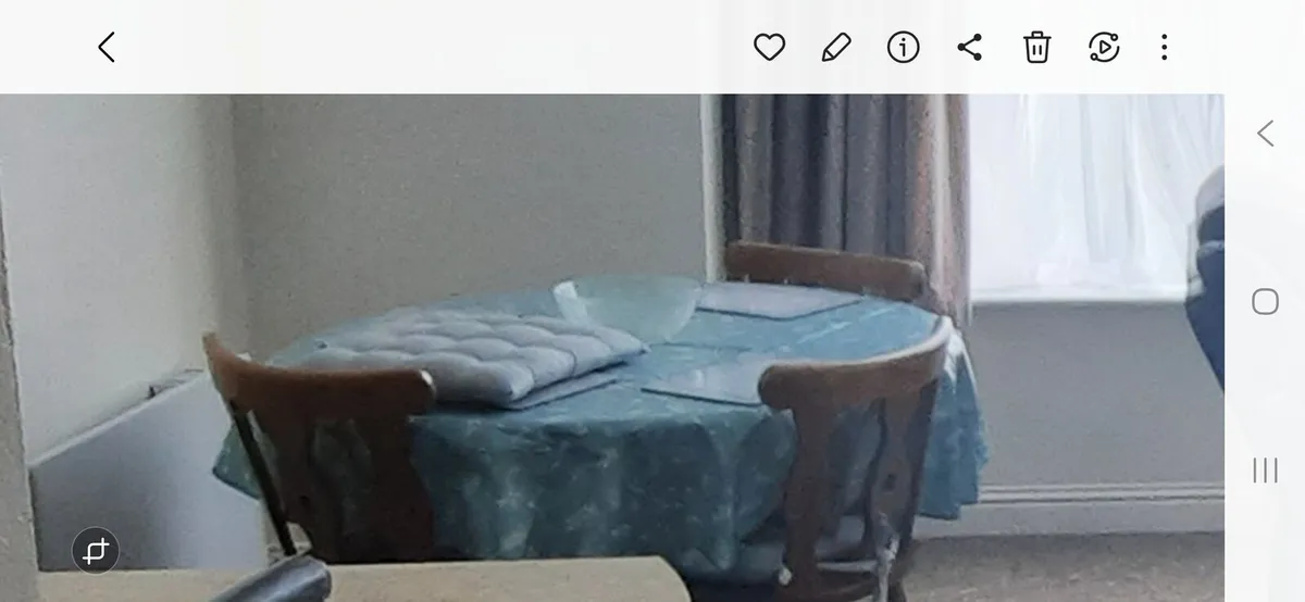 Round table and three chairs - Image 1