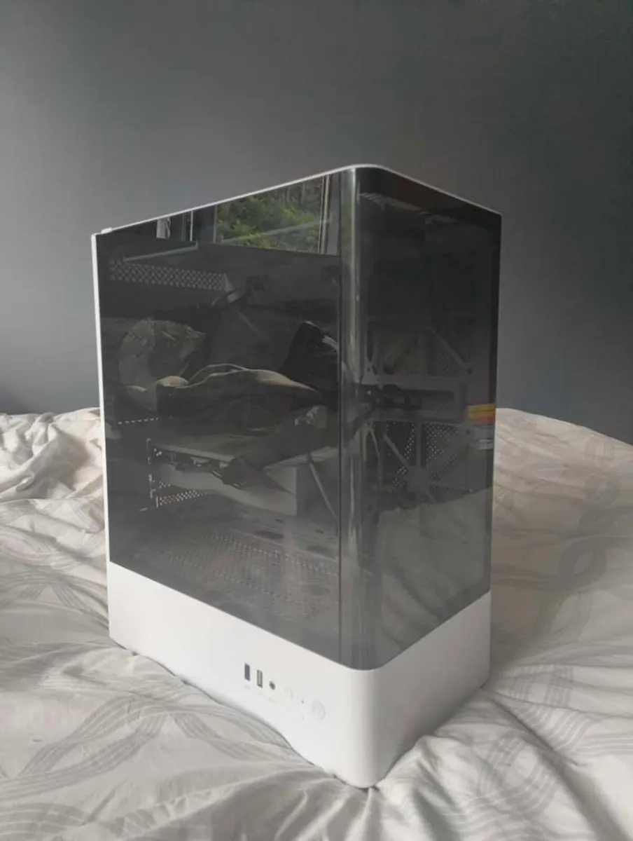 White RGB gaming pc: rx580 ,R5 3600, 16gb - Image 1