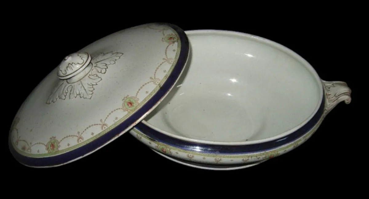 Vintage Wedgewood Platters & Tureen - Image 3