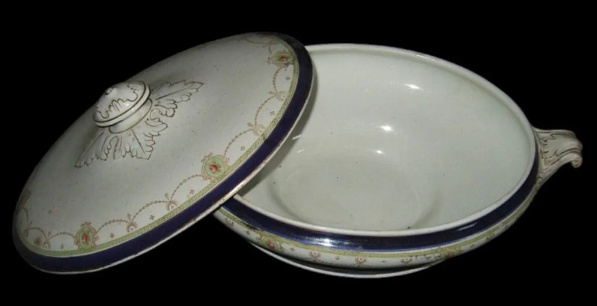 Vintage Wedgewood Platters & Tureen - Image 4
