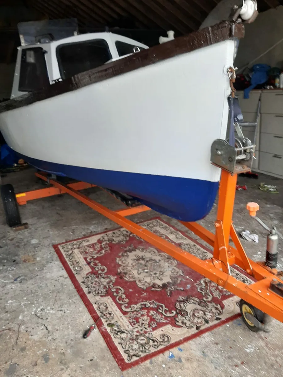 16 ft x 6 ft Fiberglass Cabin Boat - Image 2