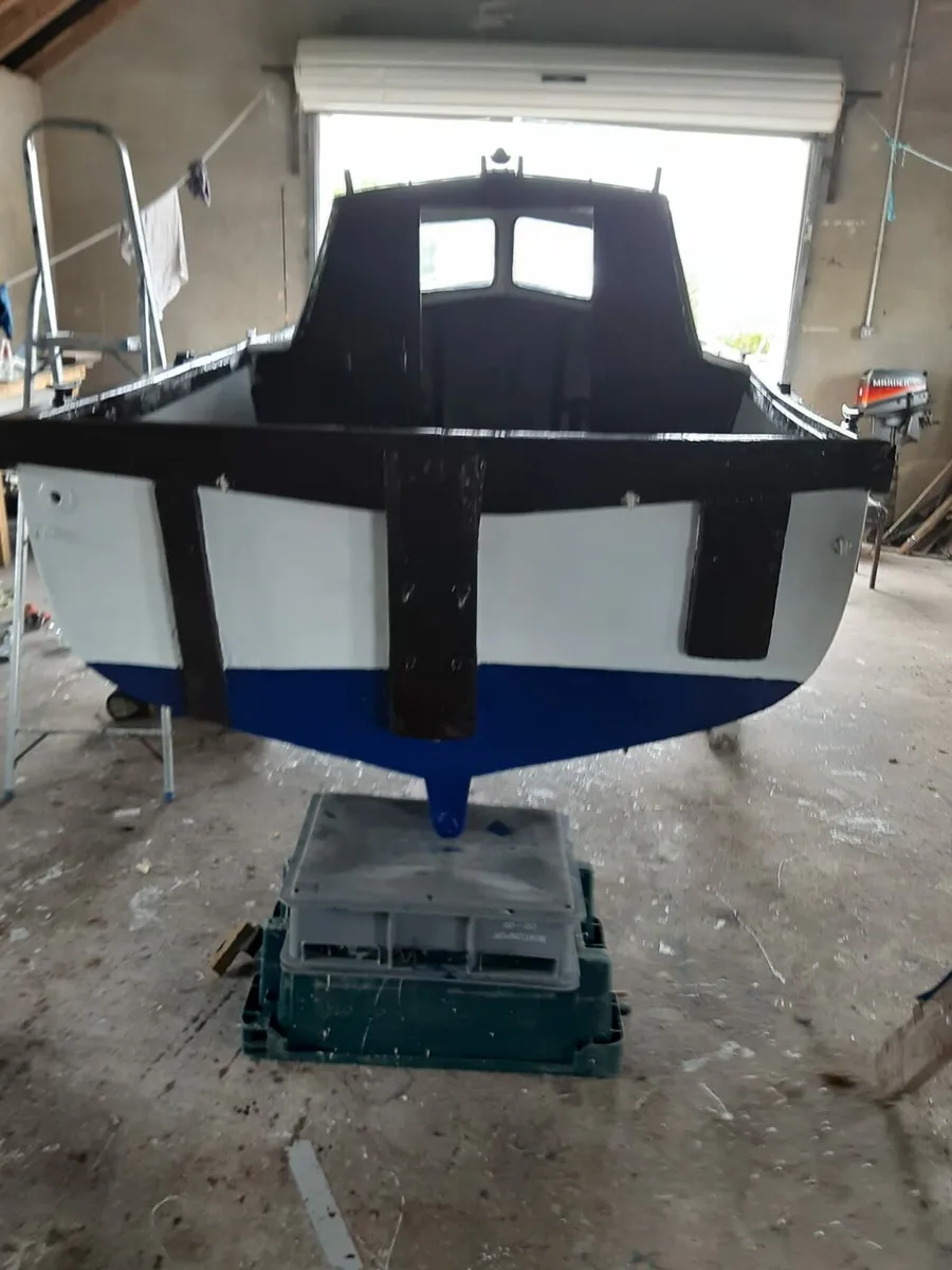 16 ft x 6 ft Fiberglass Cabin Boat - Image 4