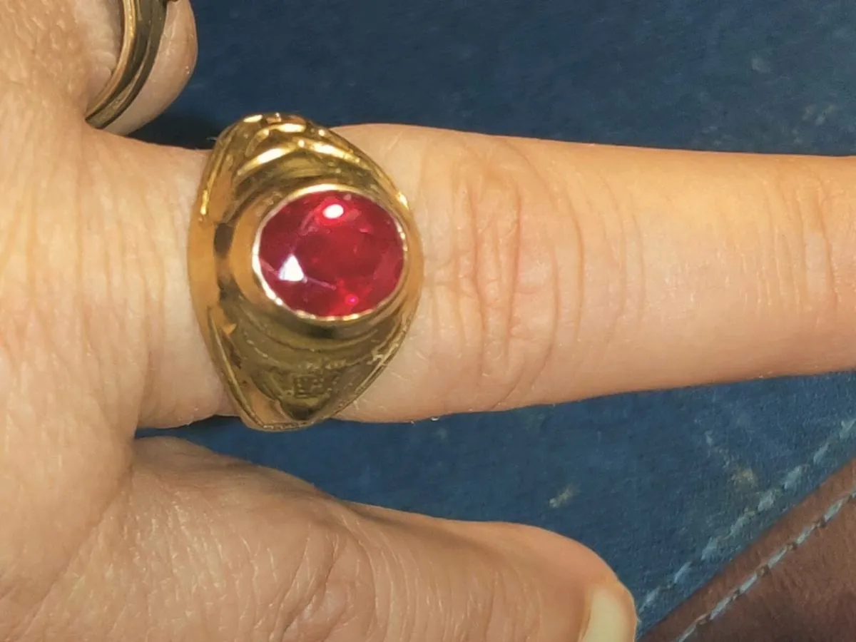 GARNET CELTIC COLLEGE, 9CT Gold 6.06 Gram Ring ! - Image 4