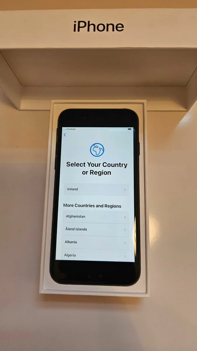 iPhone SE 64GB, 2nd generation, unlocked, black. - Image 2