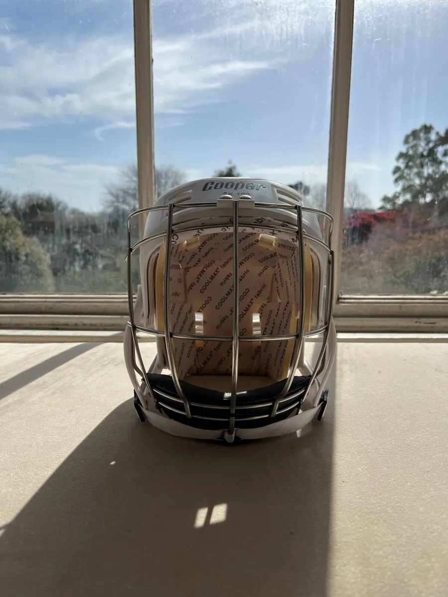 Hurling helmet - Image 1