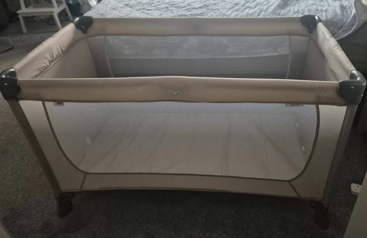 Hauck fun baby cot - Image 1