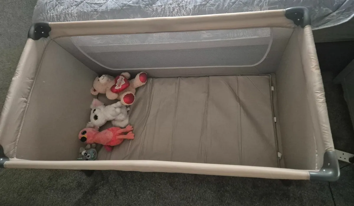 Hauck fun baby cot - Image 3