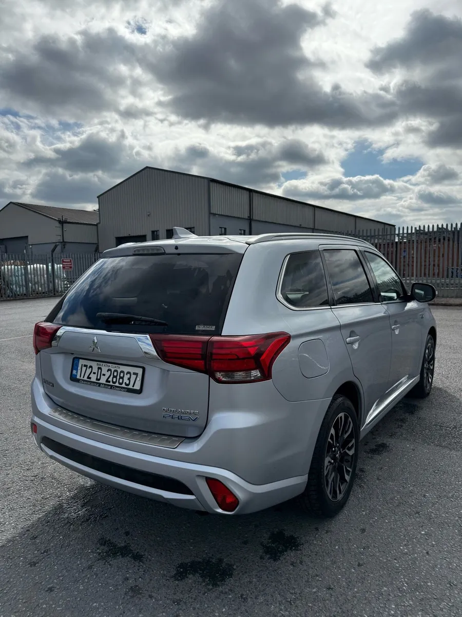 Mitsubishi Outlander 2.0 4H PHEV NCT2027 TAX2026 - Image 2