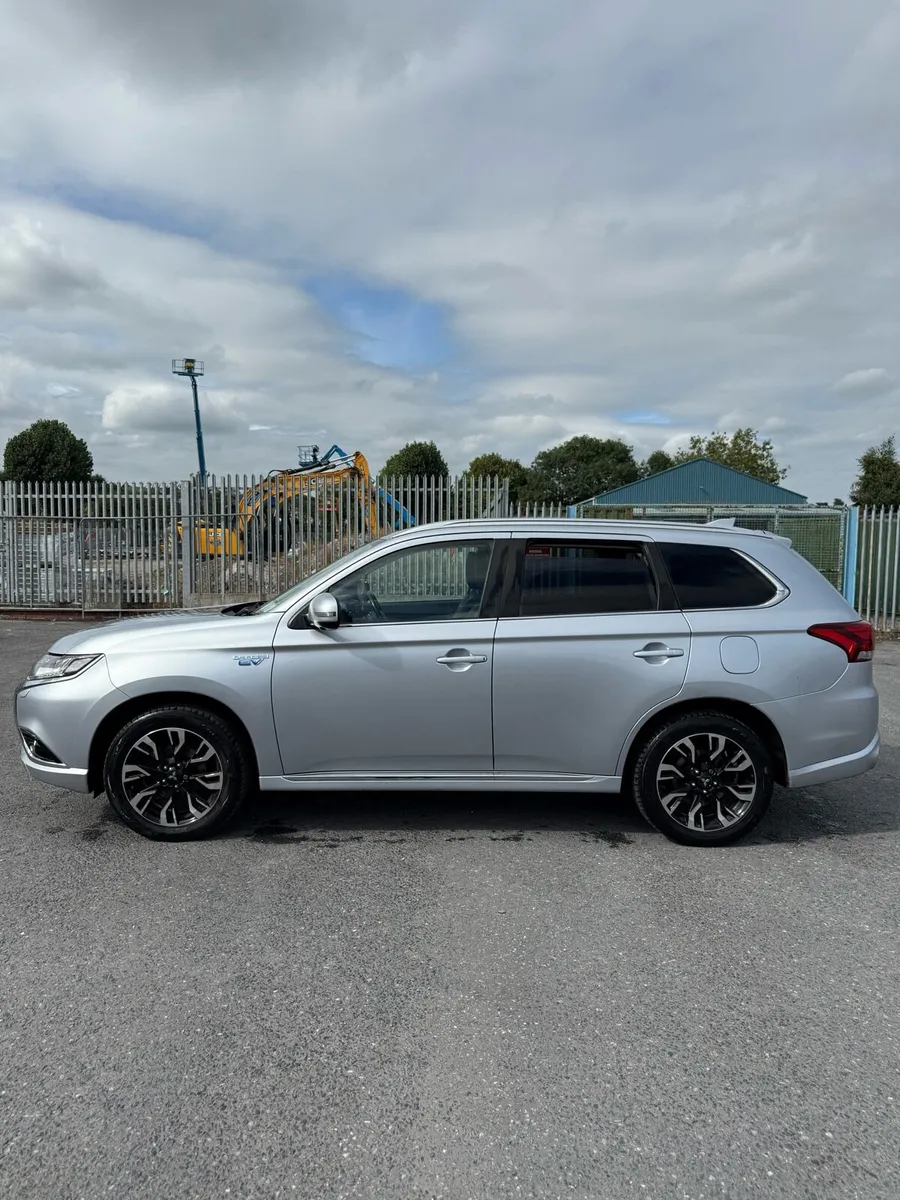 Mitsubishi Outlander 2.0 4H PHEV NCT2027 TAX2026 - Image 4