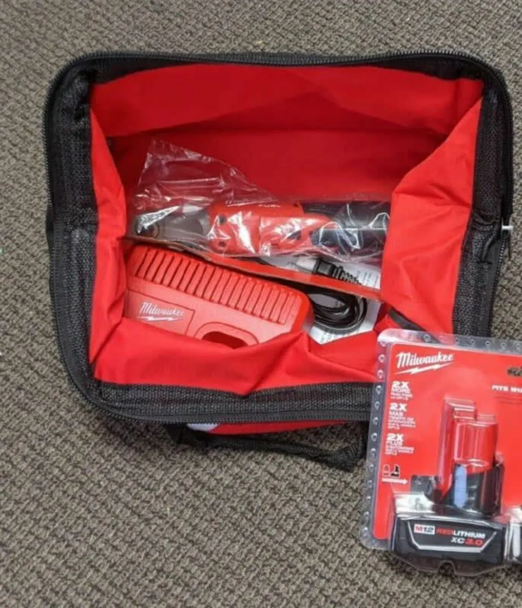 Milwaukee M12 3/8″ Ratchet Kit - Image 1