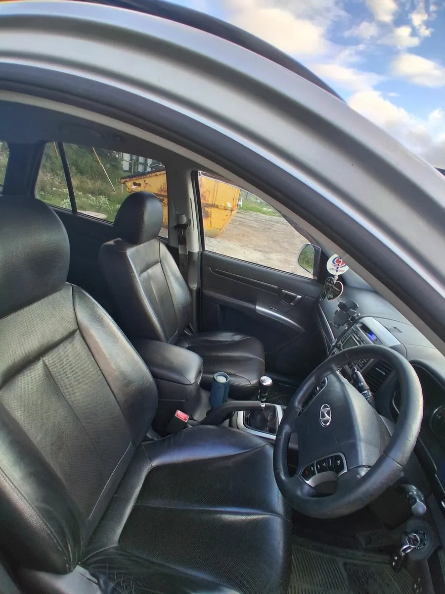 Hyundai Santa Fe 2012 - Image 2