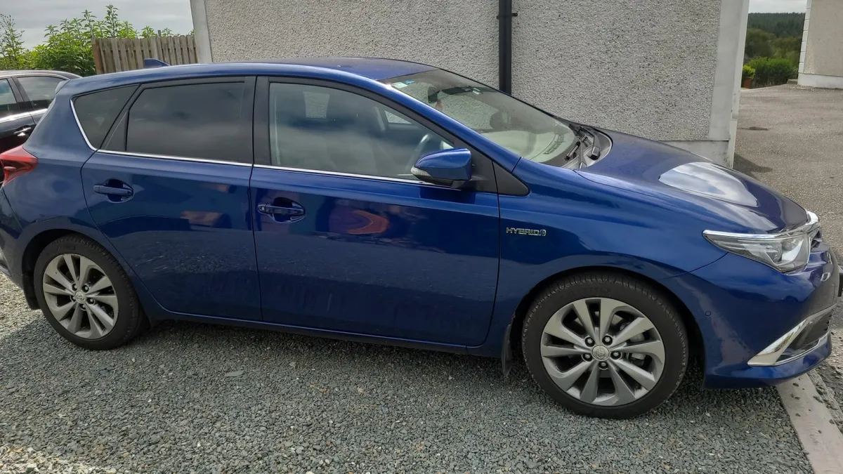 Toyota Auris 2017 - Image 2