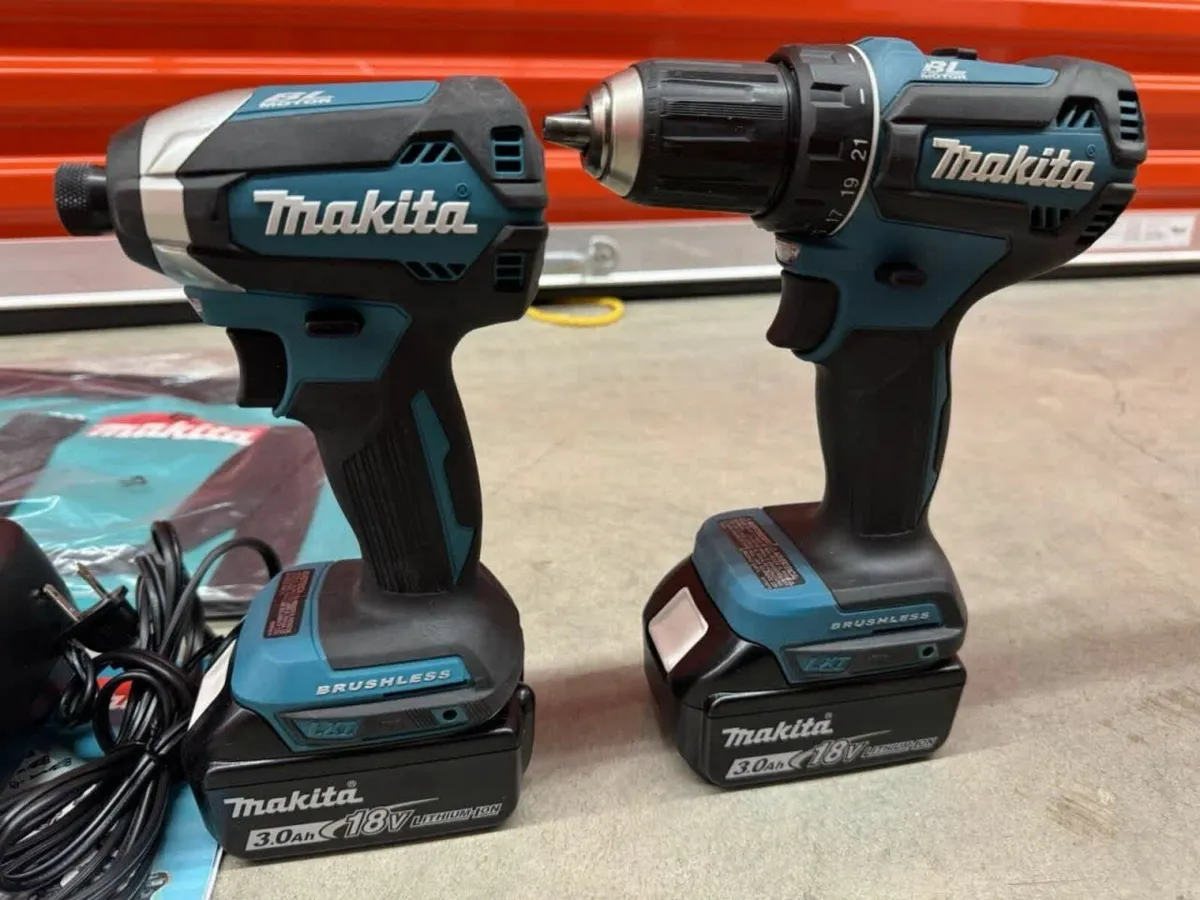 Makita 18V Brushless Impact Driver + 2x Batteries - Image 1