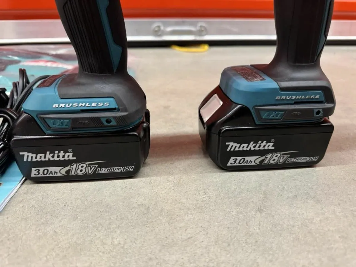 Makita 18V Brushless Impact Driver + 2x Batteries - Image 2