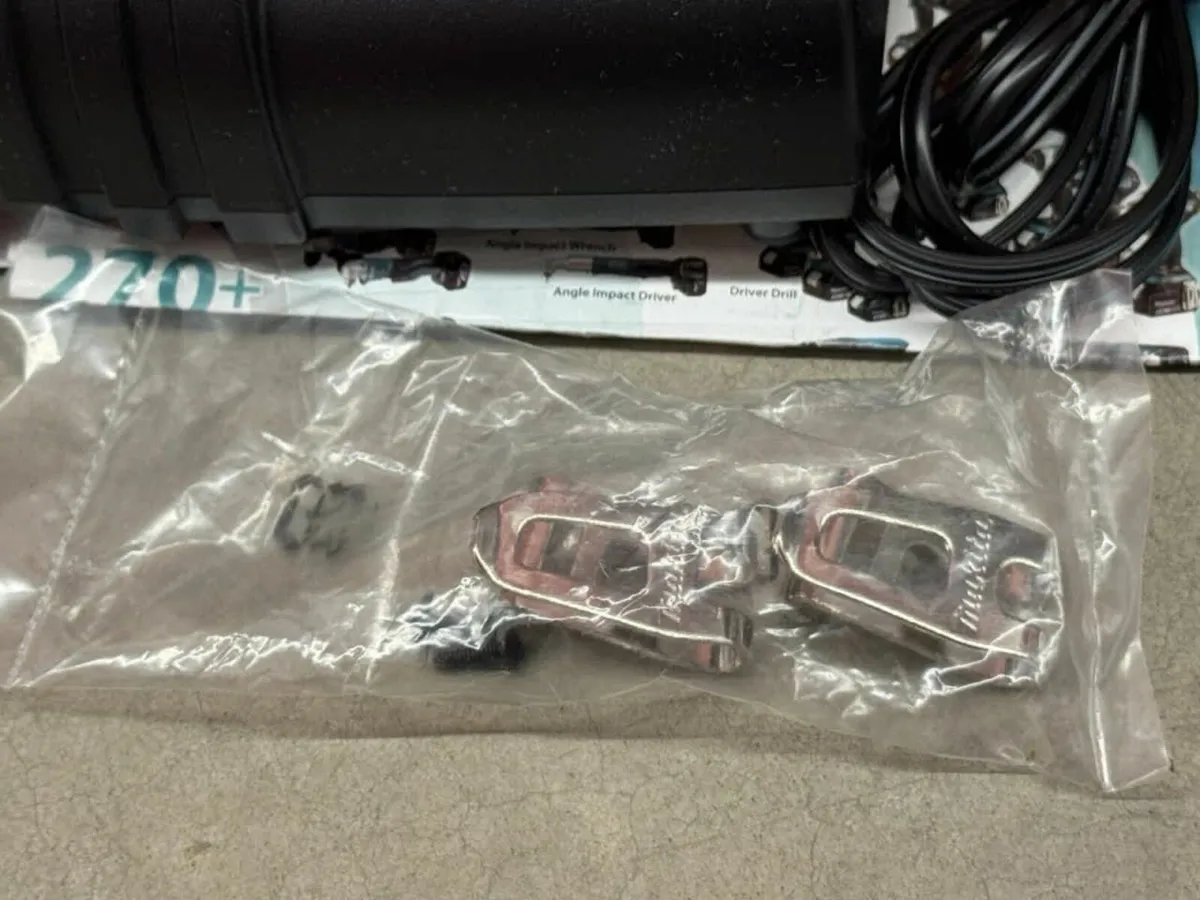 Makita 18V Brushless Impact Driver + 2x Batteries - Image 4