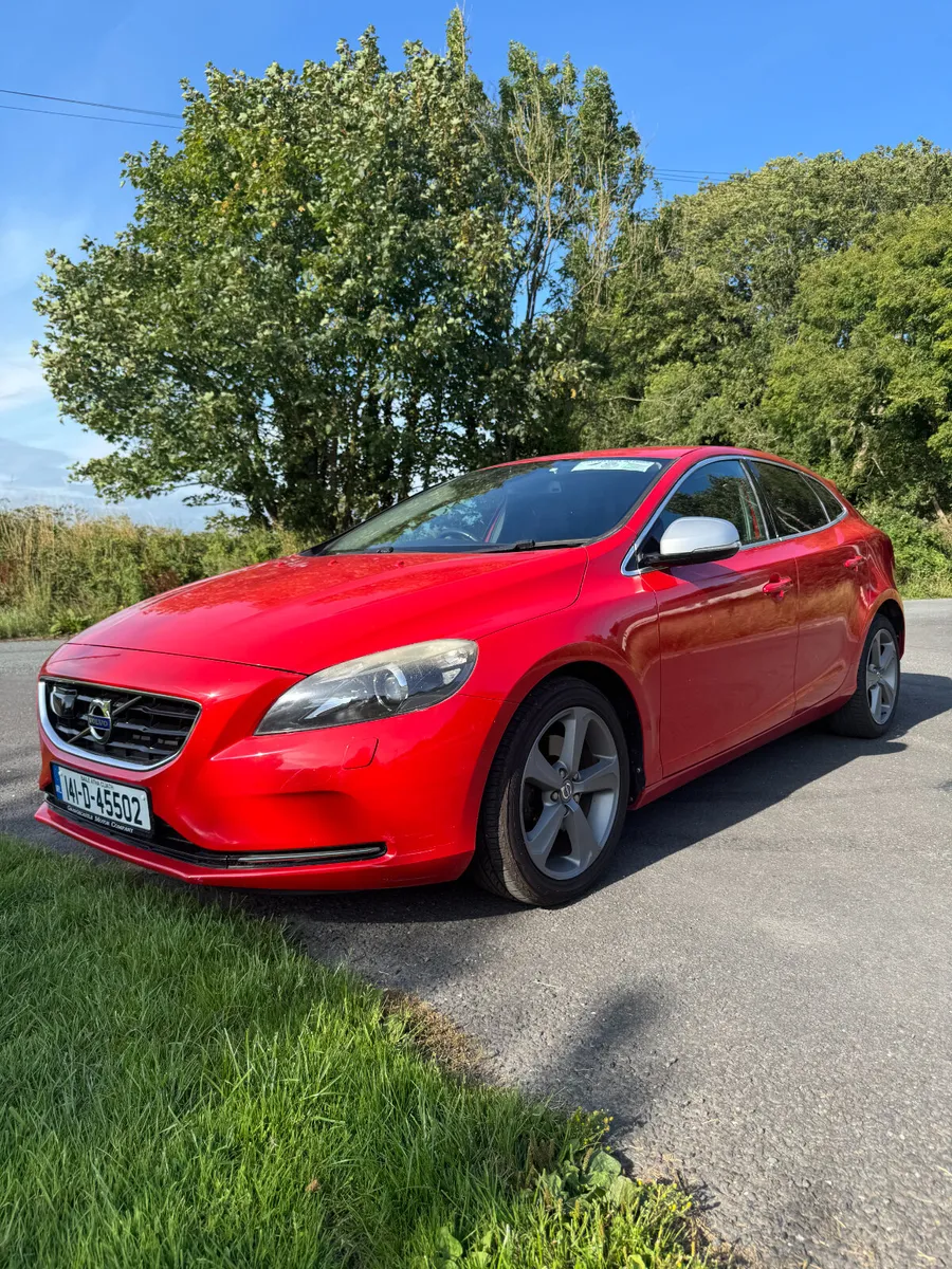 141 Volvo V40 T4.. Low KMs Auto.. Luxury Spec - Image 1