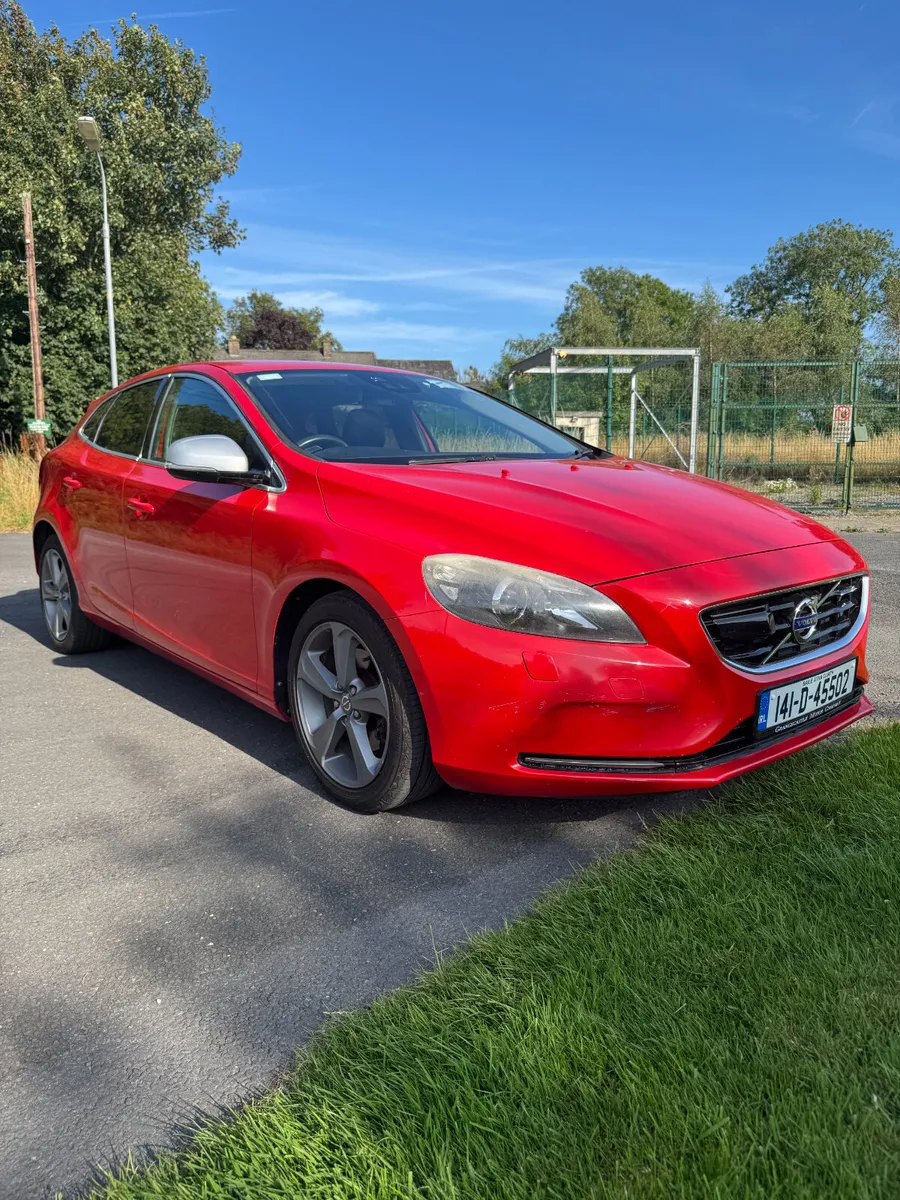 141 Volvo V40 T4.. Low KMs Auto.. Luxury Spec - Image 2