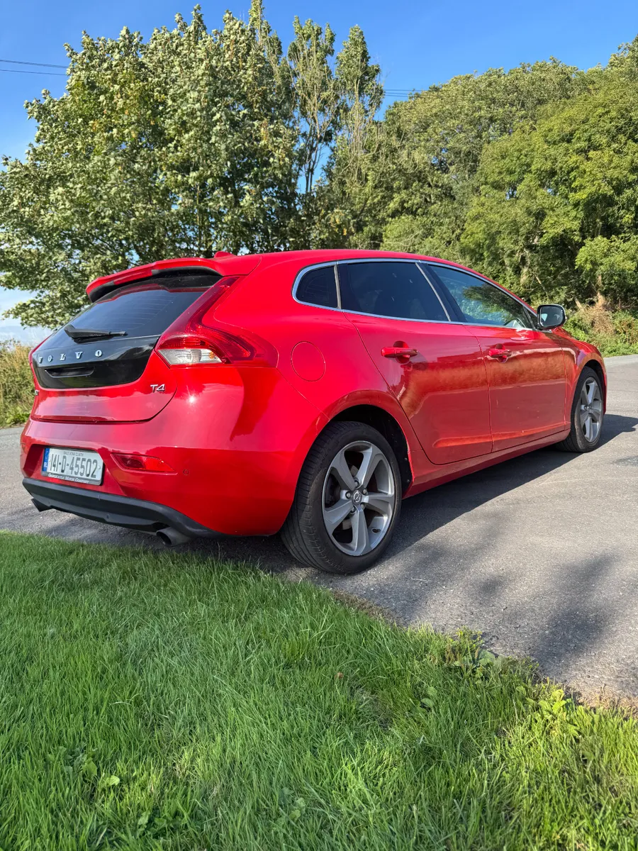 141 Volvo V40 T4.. Low KMs Auto.. Luxury Spec - Image 4