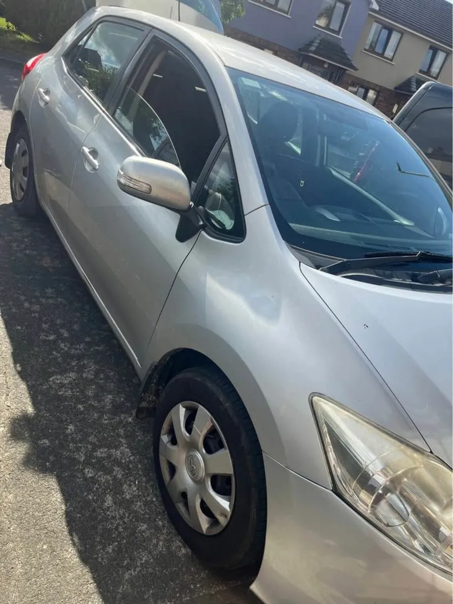Toyota Auris 2010 - Image 2