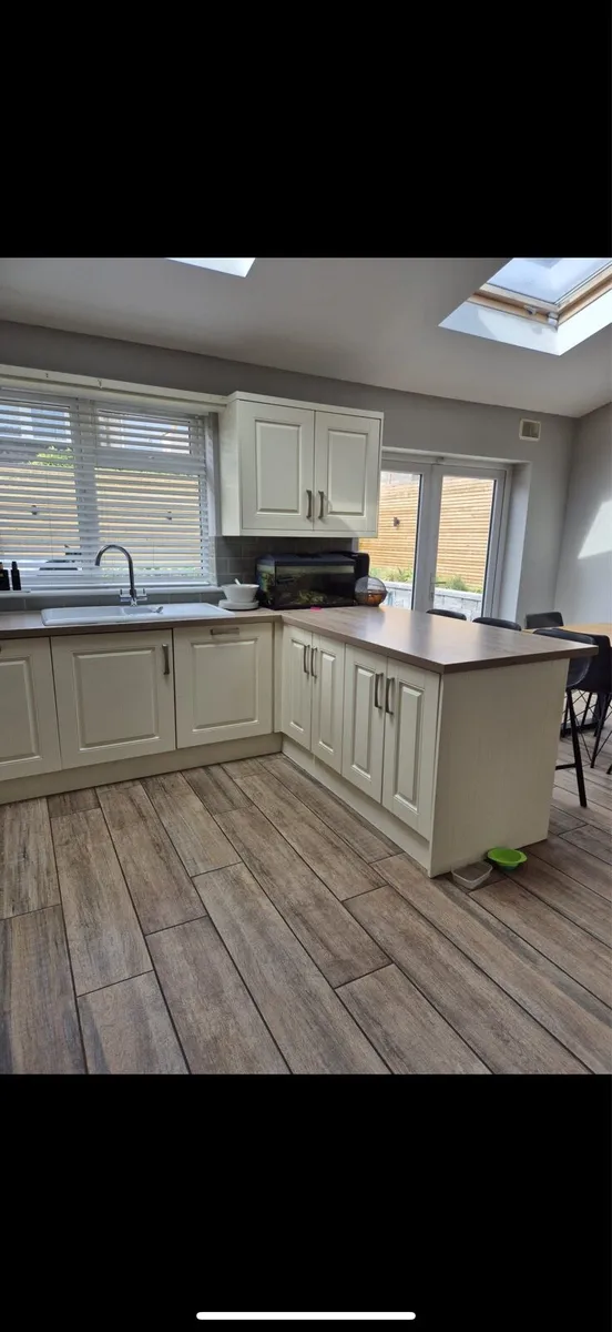 Kitchen and countertops - Image 2