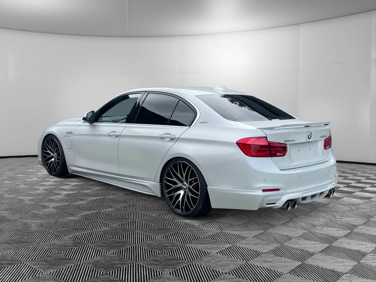 BMW 330E LUXURY - Image 1