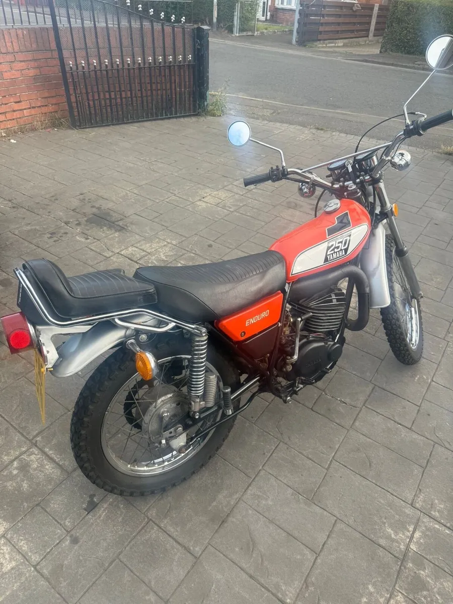 1975 Yamaha DT 250 - Image 2